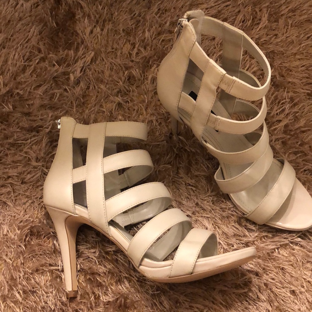 White House Black market Kenzie heel
